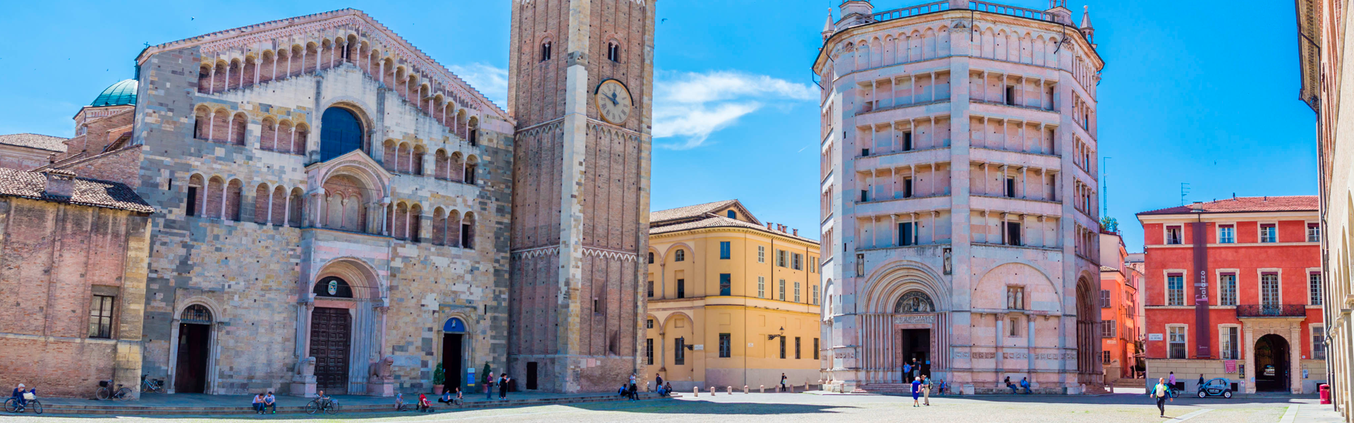 Parkinge nel settore parcheggi in Italia: cattedrale di Parma con Battistero e torre pendente sulla piazza centrale della città di Parma.